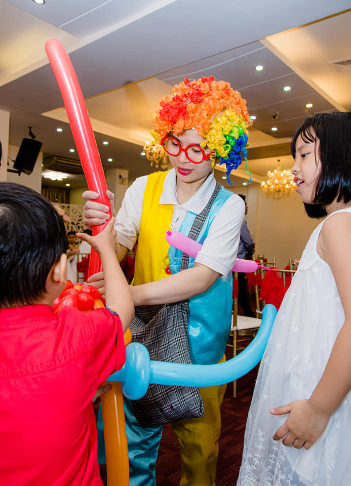 chú hề bong bóng giá rẻ