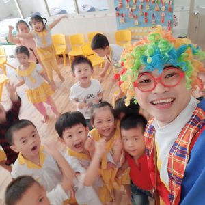 chú hề bong bóng