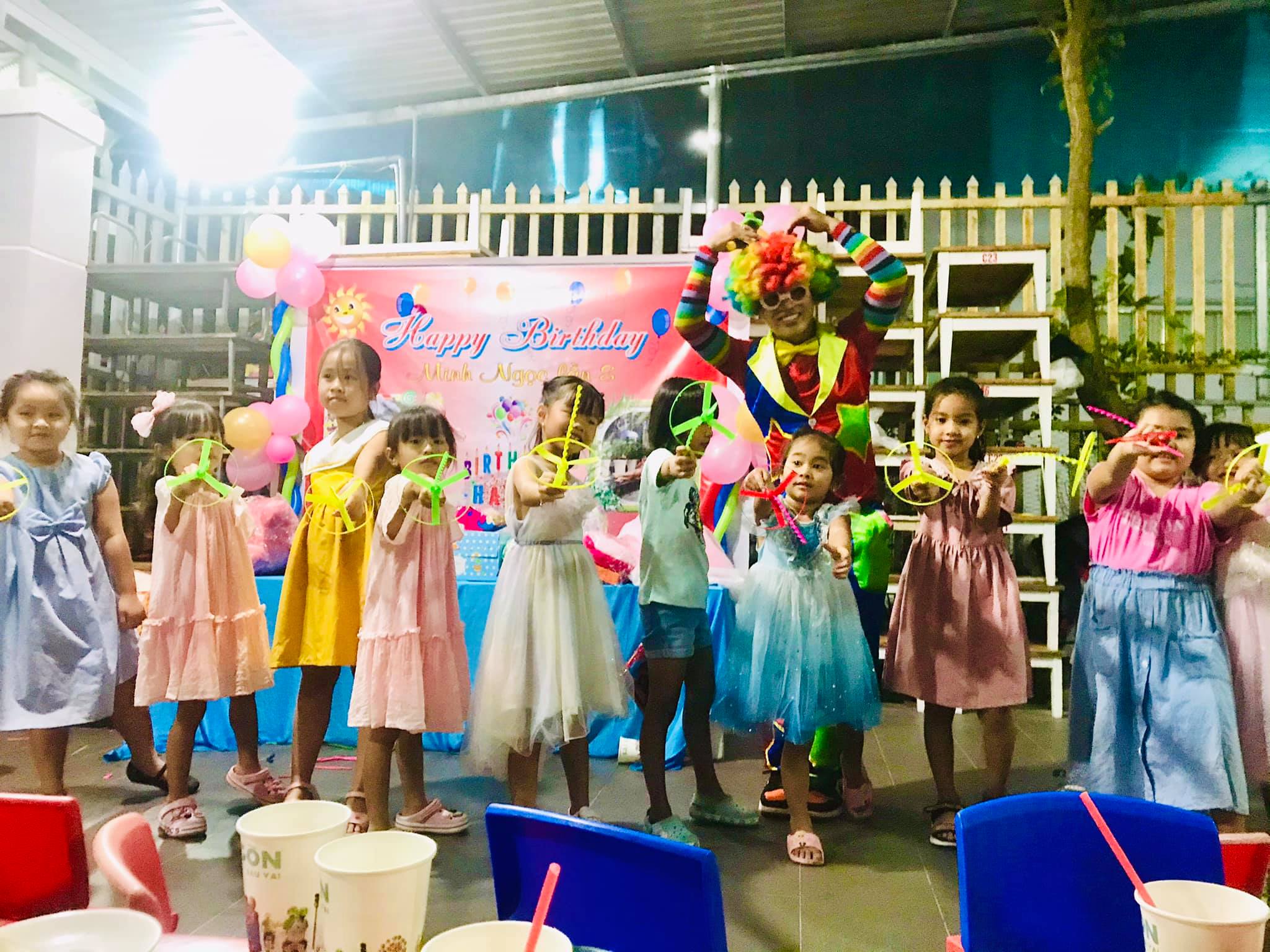 thuê chú hề thổi bong bóng giá rẻ