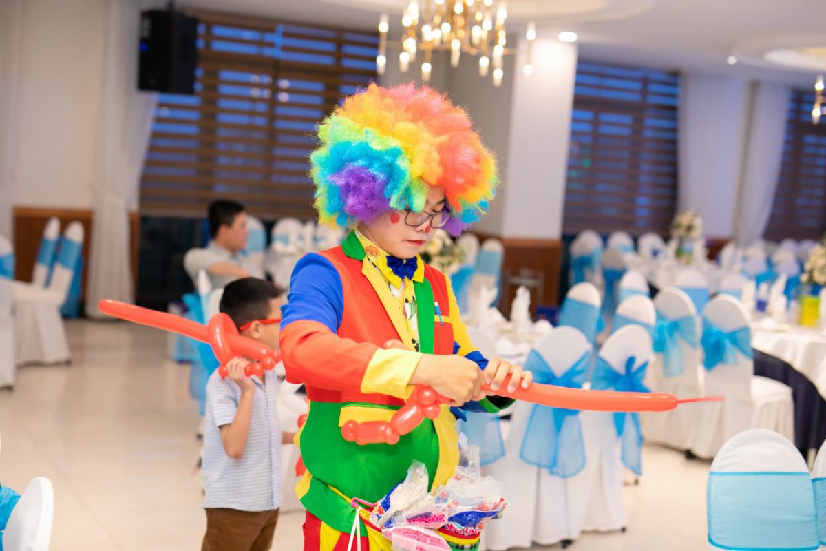 cho thuê chú hề bong bóng