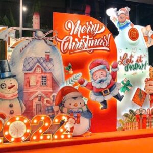 Cây thông Noel đẹp với hộp quà và ông già Noel