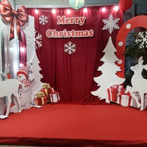 Cây thông Noel đẹp với hộp quà và ông già Noel