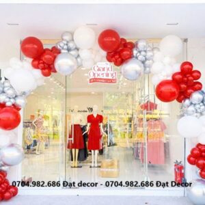 cổng bong bóng khai trương shop thời trang màu đỏ trắng nổi bật
