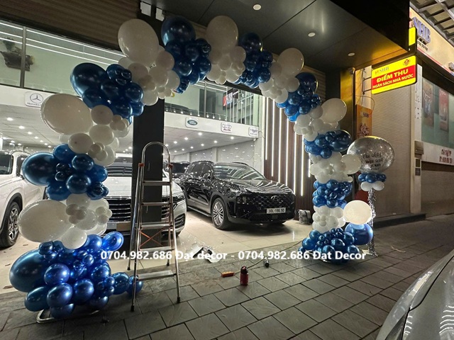 cổng bong bóng khai trương showroom xe hơi quy mô lớn