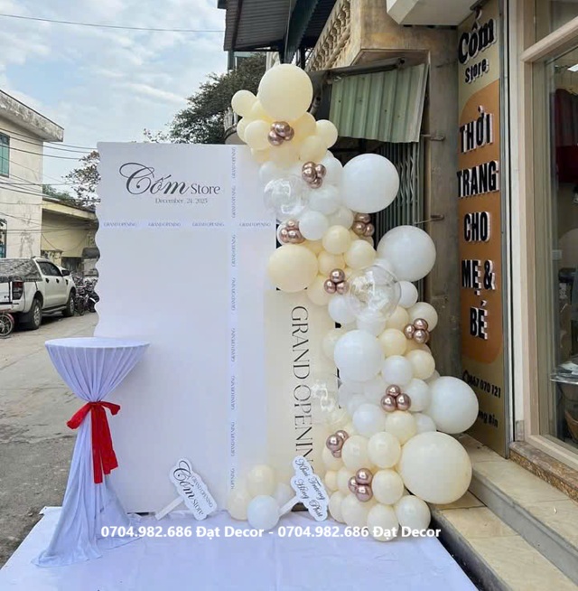 Trang trí khai trương shop quần áo cao cấp với tone màu sang trọng