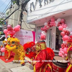 rang trí khai trương shop quần áo đẹp với cổng bong bóng nổi bật