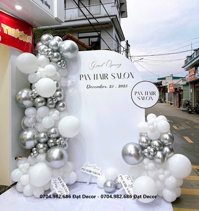 Trang trí khai trương shop quần áo đơn giản nhưng tinh tế