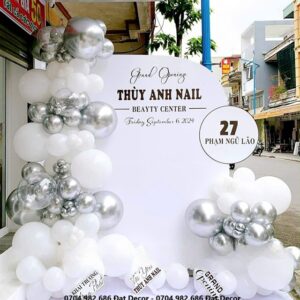 Trang trí shop quần áo ngày khai trương giúp thu hút đông khách